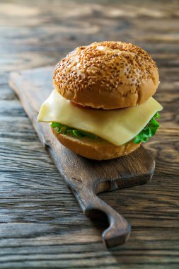 Sığır eti hamburger montaj görünümü kapatın