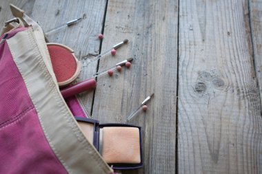 Kozmetik aksesuarlar bir dizi ile çanta