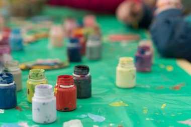 Çocuk parmak ve boyalar bir tablo. Çocuk oyun renkli boyalar