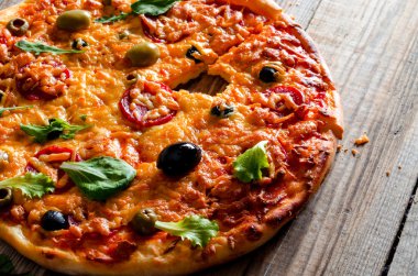 Ev yapımı pizza ahşap arka plan üzerinde.