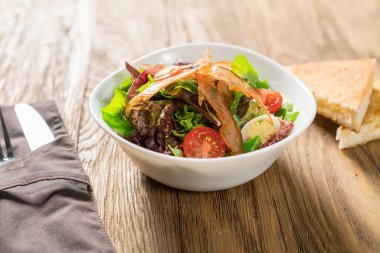 Taze kahvaltı omlet Parma jambonu, peynir ve sebze salatası.