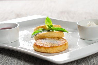 Peynirli krep ekşi krema ile