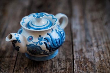 Ahşap zemin üzerine mavi Çin çaydanlık