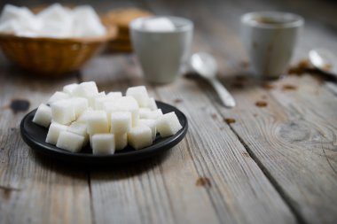 İki bardak kahve ve rafine şeker ve pasta ve kurabiye kırıntısı, hatmi.