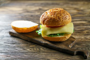 Sığır eti hamburger montaj görünümü kapatın