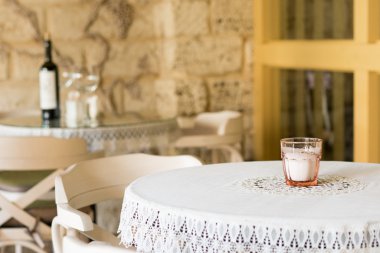 Bir restoranda bir masa örtüsü ile kaplı tablo.