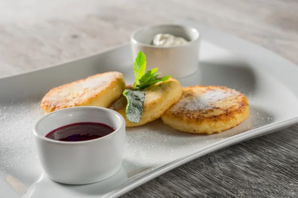 Panqueques de queso con crema agria —  Fotos de Stock