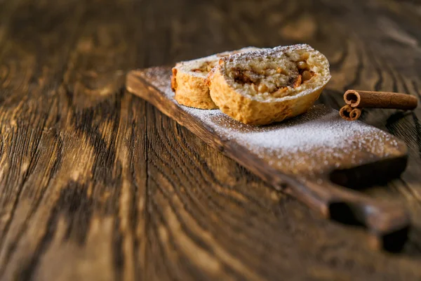 Strudel z jabłkami i orzechami. — Zdjęcie stockowe