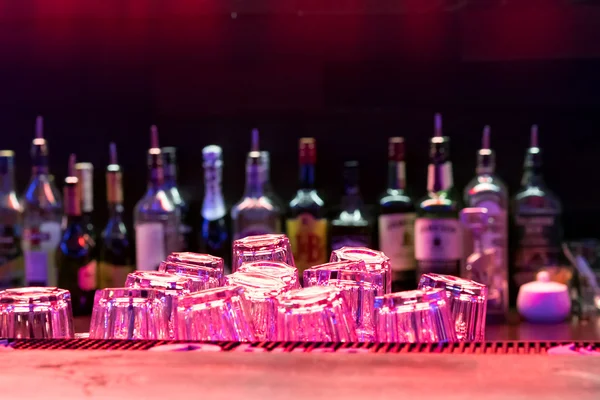 Bar v restauraci, láhev alkoholu. — Stock fotografie