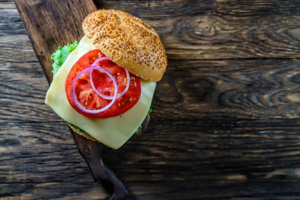 Sığır eti hamburger montaj görünümü kapatın