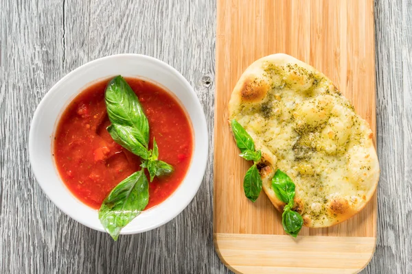 İspanyol soğuk domates çorbası gazpacho dayalı.