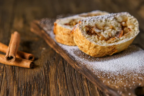 Strudel z jabłkami i orzechami. — Zdjęcie stockowe