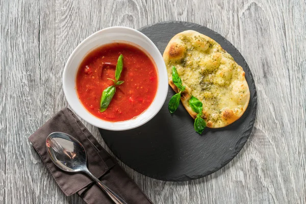 İspanyol soğuk domates çorbası gazpacho dayalı.