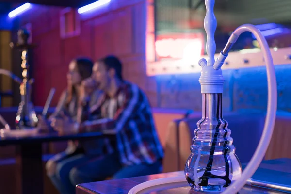 Jong koppel in een Shisha bar. Rechtenvrije Stockfoto's