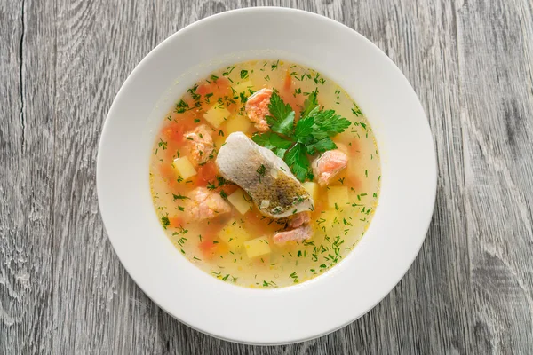Bela apresentação da sopa de peixe . Fotos De Bancos De Imagens