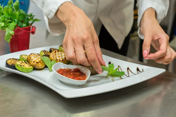 Aşçı yemek restoran sunudaki hazırlar.
