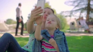 Annem küçük kızı ile yapmak selfie.