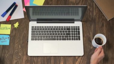 Dizüstü bilgisayarda çalışan serbest meslek.