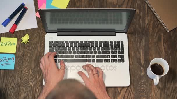 Freelancer werken op de laptop. — Stockvideo