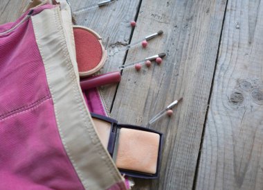 Kozmetik aksesuarlar bir dizi ile çanta