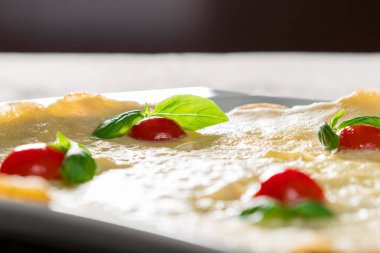 Tablo üzerinde domates ile İngilizce omlet