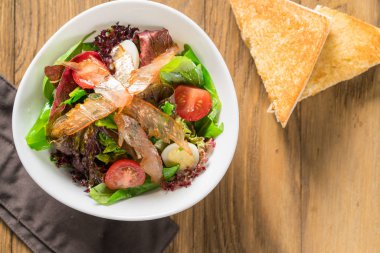 Taze kahvaltı omlet Parma jambonu, peynir ve sebze salatası.