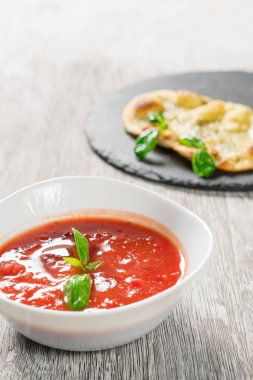 İspanyol soğuk domates çorbası gazpacho dayalı.