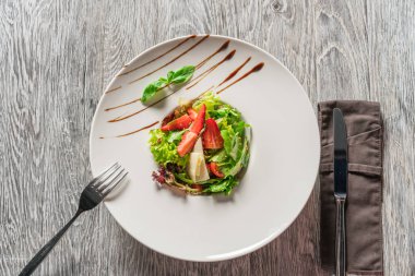 Yeşil salata, peynir ve çilek balzamik sos ile.