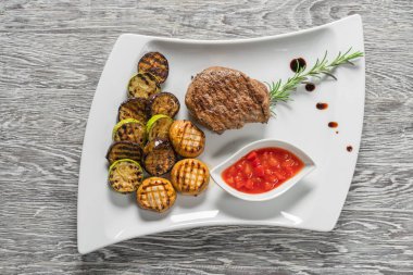 İştah açıcı kazık beyaz tabakta. Izgara et