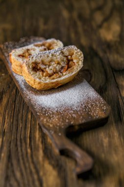 Elma ve fındık ile Strudel.