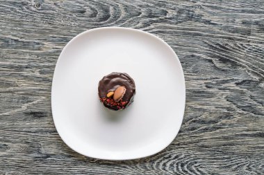 Sulanan sunu çikolatalı kek.