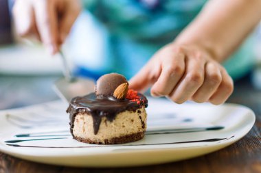 Pastacı pasta sunum yapmak.