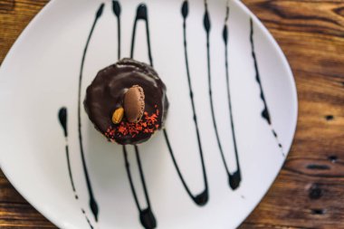 Tatlı beyaz tabakta tanıtımı.