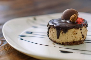 Pasta beyaz tabakta, sunum.