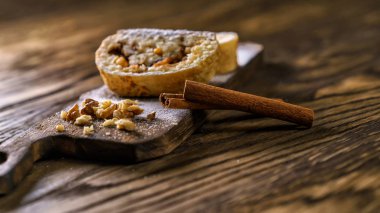 Elma ve fındık ile Strudel.