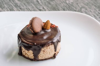 Sulanan sunu çikolatalı kek.