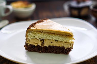 pasta beyaz bir plaka üzerinde.