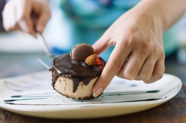 Pastacı pasta sunum yapmak.