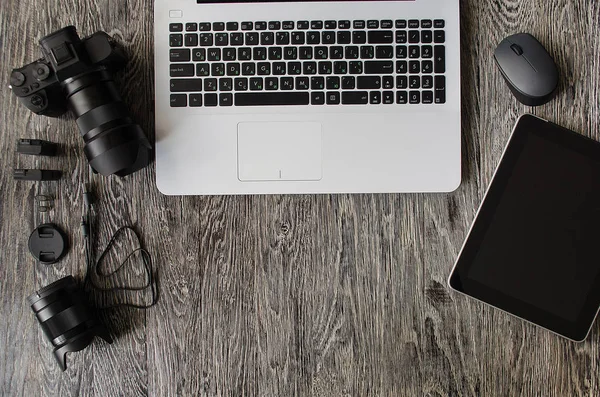 Grunge fotoğrafçı ahşap masaüstü laptop klavye ve dijital tablet, kamera ve Fotoğraf Ekipmanları.