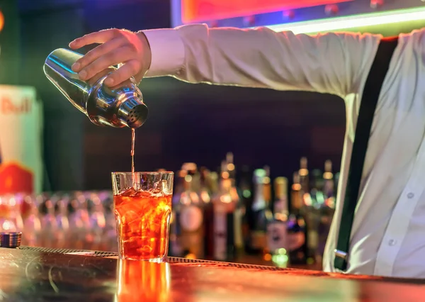 Barman está fazendo coquetel no balcão do bar Imagens De Bancos De Imagens