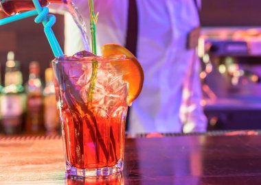 Barmen kokteyl bar counter yapıyor