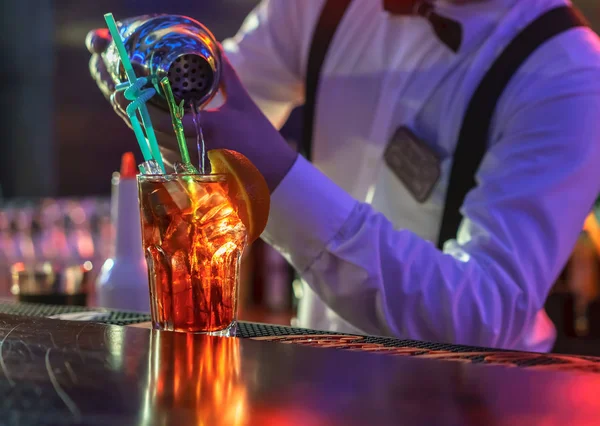 Barman maakt cocktail in bar teller Rechtenvrije Stockfoto's