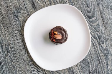 Sulanan sunu çikolatalı kek.