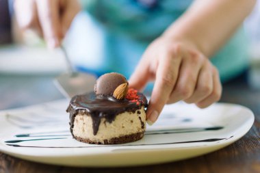 Pastacı pasta sunum yapmak.