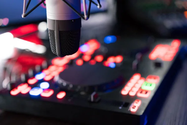 Gece kulübünde DJ ekipmanları