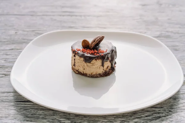 Presentazione torta al cioccolato annaffiato . — Foto Stock