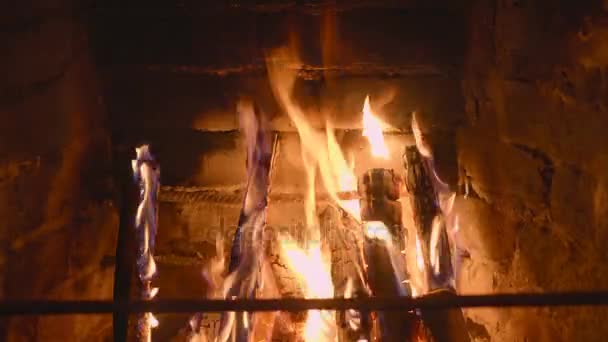 Warmes, gemütliches Kaminfeuer in einem gemauerten Kamin aus nächster Nähe — Stockvideo