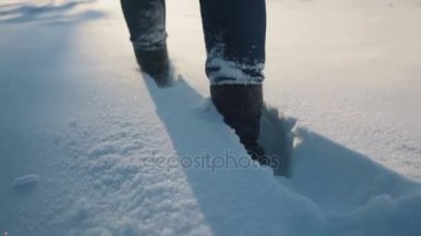 Karda yürüyen kız