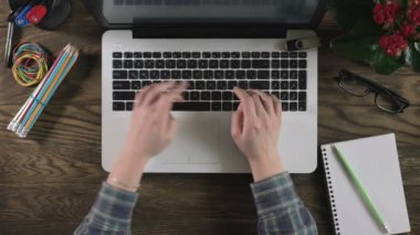 Office ile ahşap tablo üstten görünüm sağlar.