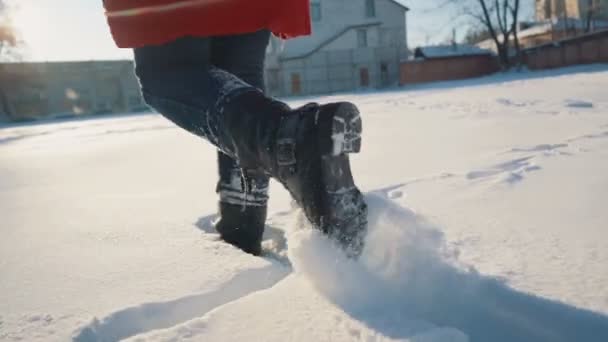 Meisje voeten wandelingen in de sneeuw — Stockvideo